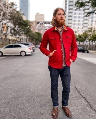 Quale jeans indossare con una camicia giacca rossa in modo smart-casual: Vestiti con una camicia giacca rossa e jeans per vestirti casual. Perfeziona questo look con un paio di stivali casual in pelle marroni.