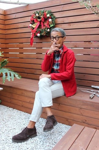 Quale jeans indossare con chukka marroni per un uomo di 60 anni in primavera 2025: Per un outfit quotidiano pieno di carattere e personalità, abbina una camicia giacca rossa con jeans. Chukka marroni sono una eccellente scelta per completare il look. Questo, ovviamente, è il look stupendo per i mesi primaverili.
