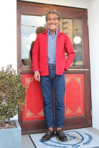 Look alla moda per uomo: Camicia giacca rossa, Camicia a maniche lunghe a quadri blu, Jeans blu, Scarpe derby in pelle marrone scuro