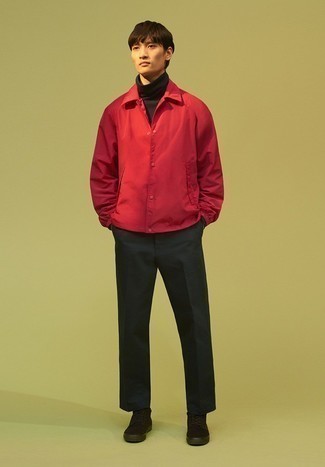 Come indossare e abbinare una camicia giacca rossa: Coniuga una camicia giacca rossa con chino neri se preferisci uno stile ordinato e alla moda. Se non vuoi essere troppo formale, opta per un paio di sneakers alte di tela nere.