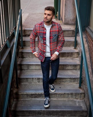 Look alla moda per uomo: Camicia giacca scozzese rossa, Maglione girocollo bianco, Jeans blu scuro, Sneakers basse di tela blu scuro