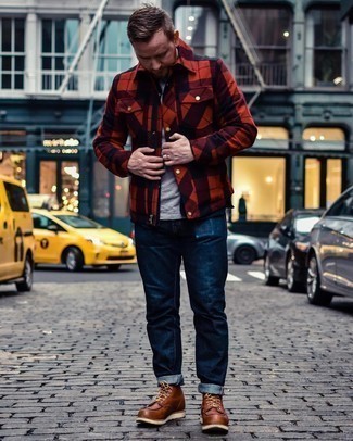 Come indossare e abbinare una camicia giacca di flanella scozzese rossa: Combina una camicia giacca di flanella scozzese rossa con jeans blu scuro per vestirti casual. Un bel paio di stivali casual in pelle marroni è un modo semplice di impreziosire il tuo look.