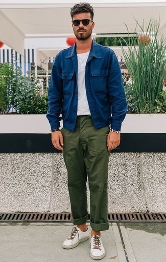 Look alla moda per uomo: Camicia giacca blu, Serafino bianco, Chino verde oliva, Sneakers basse in pelle bianche