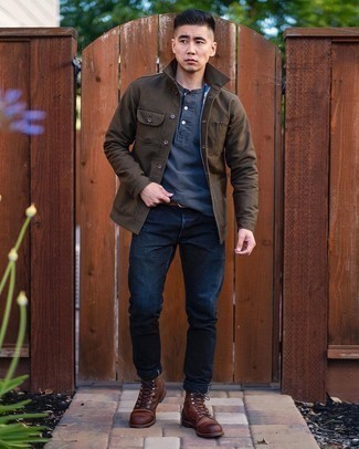 Quale jeans indossare con stivali casual marrone scuro quando fa caldo: Metti una camicia giacca marrone scuro e jeans per un look spensierato e alla moda. Stivali casual marrone scuro sono una splendida scelta per completare il look.