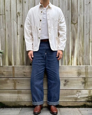 Look alla moda per uomo: Camicia giacca bianca, Serafino bianco, Jeans blu scuro, Stivali casual in pelle marrone scuro