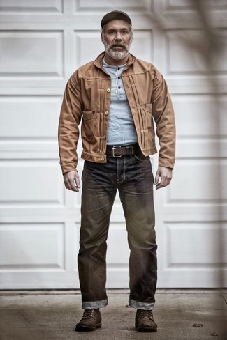 Quale jeans indossare con una camicia giacca beige per un uomo di 50 anni quando fa caldo in modo smart-casual: Prova ad abbinare una camicia giacca beige con jeans per un look trendy e alla mano. Stivali casual in pelle marrone scuro sono una interessante scelta per completare il look.