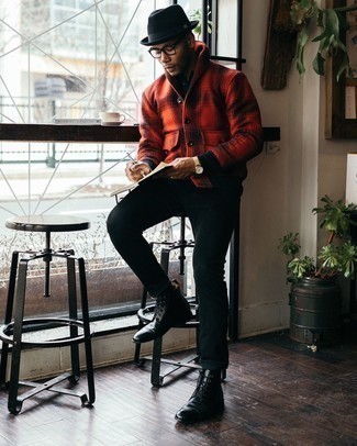 Quale jeans indossare con una camicia giacca rossa e nera in autunno 2024: Potresti indossare una camicia giacca rossa e nera e jeans per un look semplice, da indossare ogni giorno. Rifinisci questo look con un paio di stivali casual in pelle neri. Ecco un look autunnale che non deve assolutamente mancare per l’autunno.
