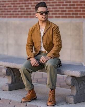 Quale camicia giacca indossare con stivali casual marroni: Opta per una camicia giacca e jeans verde oliva per un look trendy e alla mano. Stivali casual marroni sono una gradevolissima scelta per completare il look.