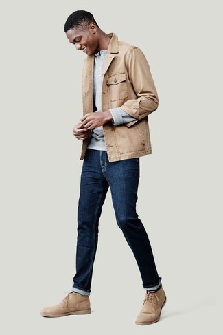 Come indossare e abbinare una camicia giacca marrone chiaro quando fa caldo: Combina una camicia giacca marrone chiaro con jeans blu scuro per un look spensierato e alla moda. Questo outfit si abbina perfettamente a un paio di chukka in pelle scamosciata marrone chiaro.