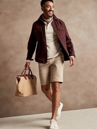 Look alla moda per uomo: Camicia giacca bordeaux, Serafino manica lunga beige, Pantaloncini marrone chiaro, Sneakers basse di tela bianche