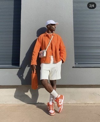 Come indossare e abbinare pantaloncini sportivi bianchi: Prova a combinare una camicia giacca arancione con pantaloncini sportivi bianchi per vestirti casual. Se non vuoi essere troppo formale, opta per un paio di sneakers alte in pelle arancioni.