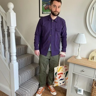 Look alla moda per uomo: Camicia giacca viola, T-shirt girocollo grigia, Chino verde oliva, Sneakers basse di tela arancioni