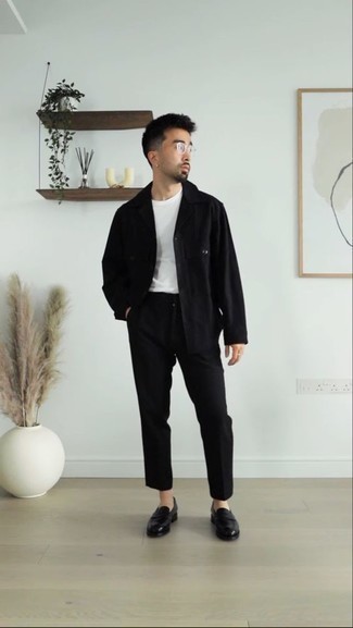 Quale chino indossare con una camicia giacca nera in modo smart-casual: Potresti indossare una camicia giacca nera e chino per un look davvero alla moda. Opta per un paio di mocassini eleganti in pelle neri per dare un tocco classico al completo.