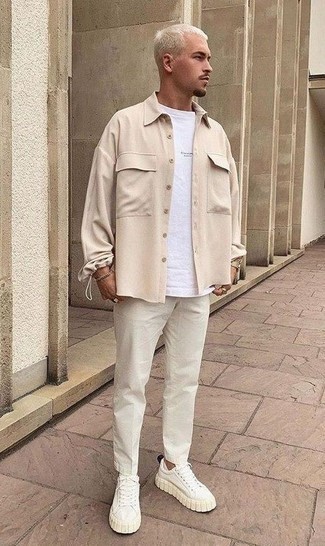 Look alla moda per uomo: Camicia giacca beige, T-shirt girocollo bianca, Chino bianchi, Sneakers basse di tela bianche