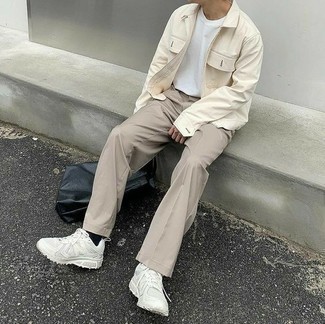 Quale camicia giacca indossare con chino beige per un uomo di 20 anni in modo casual: Combina una camicia giacca con chino beige per essere elegante ma non troppo formale. Opta per un paio di scarpe sportive bianche per un tocco più rilassato.