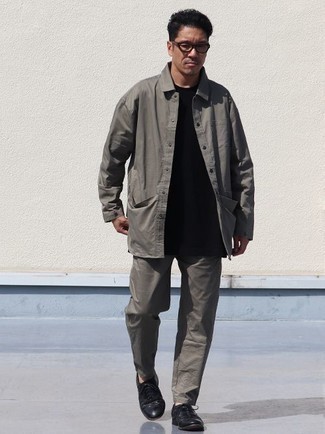 Come indossare e abbinare scarpe oxford in pelle nere per un uomo di 30 anni: Combina una camicia giacca grigia con chino grigi, perfetto per il lavoro. Prova con un paio di scarpe oxford in pelle nere per un tocco virile.