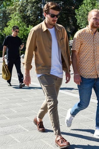 Look alla moda per uomo: Camicia giacca marrone chiaro, T-shirt girocollo bianca, Chino marrone chiaro, Chukka in pelle marroni