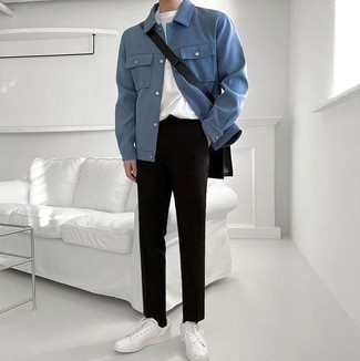 Quale chino indossare con una camicia giacca blu: Punta su una camicia giacca blu e chino, perfetto per il lavoro. Scegli un paio di sneakers basse in pelle bianche per avere un aspetto più rilassato.