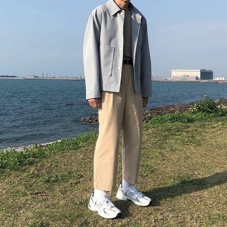 Trend da uomo 2024 quando fa caldo: Coniuga una camicia giacca grigia con chino beige per creare un look smart casual. Per un look più rilassato, opta per un paio di scarpe sportive argento.