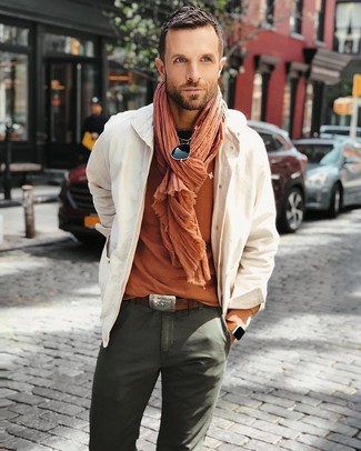 Look alla moda per uomo: Camicia giacca beige, T-shirt girocollo arancione, Chino verde oliva, Sciarpa arancione