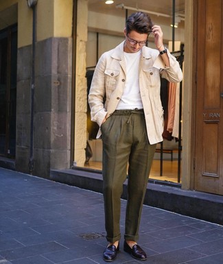 Look alla moda per uomo: Camicia giacca di lino beige, T-shirt girocollo bianca, Chino di lino verde oliva, Mocassini eleganti in pelle neri