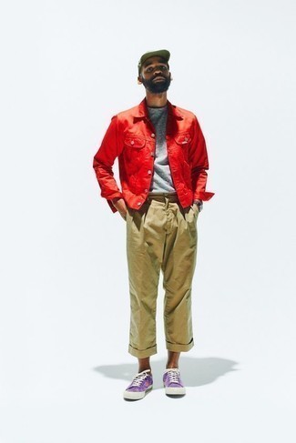 Come indossare e abbinare una camicia giacca rossa: Perfeziona il look smart casual con una camicia giacca rossa e chino marrone chiaro. Se non vuoi essere troppo formale, prova con un paio di sneakers basse di tela viola chiaro.