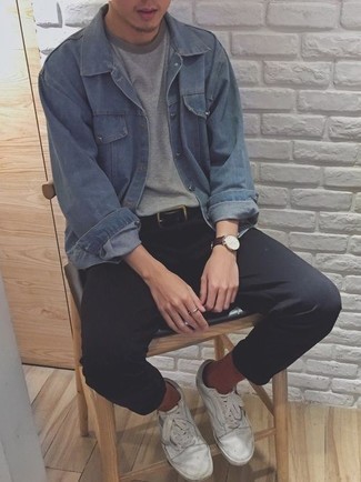 Come indossare e abbinare una camicia giacca di jeans azzurra con chino neri: Coniuga una camicia giacca di jeans azzurra con chino neri se preferisci uno stile ordinato e alla moda. Scegli un paio di sneakers basse di tela bianche per avere un aspetto più rilassato.