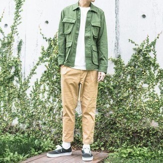 Quale chino indossare con sneakers basse nere per un uomo di 30 anni quando fa caldo: Abbina una camicia giacca verde oliva con chino per un look davvero alla moda. Per distinguerti dagli altri, scegli un paio di sneakers basse nere come calzature.