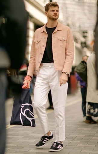 Quale sneakers basse indossare con chino bianchi: Distinguiti anche negli ambienti più alla moda con una camicia giacca rosa e chino bianchi. Scegli uno stile casual per le calzature con un paio di sneakers basse.