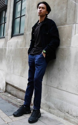 Come indossare e abbinare un orologio nero per un uomo di 20 anni quando fa caldo: Potresti combinare una camicia giacca blu scuro con un orologio nero per un look perfetto per il weekend. Completa questo look con un paio di scarpe sportive nere.