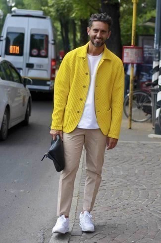 Come indossare e abbinare scarpe sportive bianche con chino beige per un uomo di 40 anni: Mostra il tuo stile in una camicia giacca gialla con chino beige per un look davvero alla moda. Se non vuoi essere troppo formale, calza un paio di scarpe sportive bianche.