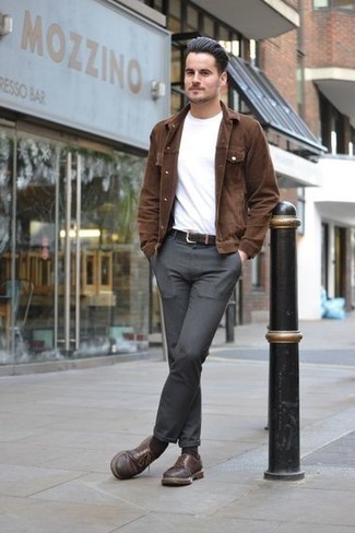 Look alla moda per uomo: Camicia giacca di velluto a coste marrone, T-shirt girocollo bianca, Chino grigi, Scarpe derby in pelle marroni