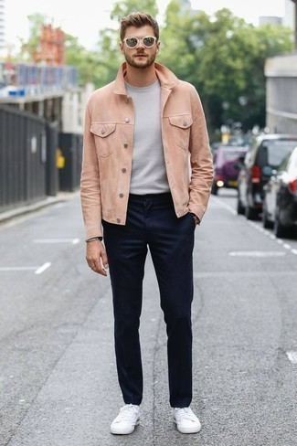 Come indossare e abbinare chino blu scuro per un uomo di 20 anni: Potresti combinare una camicia giacca rosa con chino blu scuro per creare un look smart casual. Per distinguerti dagli altri, mettiti un paio di sneakers basse di tela bianche.