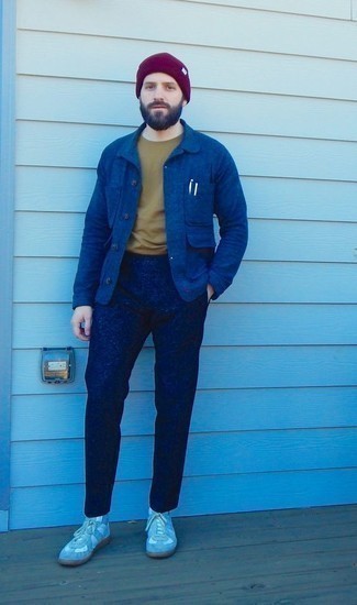 Come indossare e abbinare chino blu con sneakers alte grigio scuro: Vestiti con una camicia giacca blu e chino blu per creare un look smart casual. Per un look più rilassato, calza un paio di sneakers alte grigio scuro.