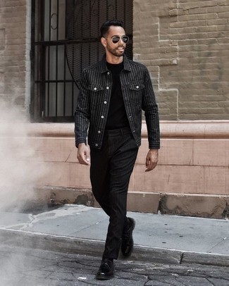 Look alla moda per uomo: Camicia giacca a righe verticali nera, T-shirt girocollo nera, Chino a righe verticali neri, Scarpe derby in pelle nere