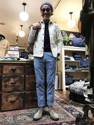 Come indossare e abbinare una berretto blu per un uomo di 50 anni in modo smart-casual: Vestiti con una camicia giacca bianca e una berretto blu per un look comfy-casual. Un bel paio di chukka in pelle scamosciata grigie è un modo semplice di impreziosire il tuo look.