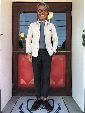 Quale chino indossare con una camicia giacca bianca per un uomo di 50 anni: Abbina una camicia giacca bianca con chino per creare un look smart casual. Scegli uno stile classico per le calzature e calza un paio di scarpe oxford in pelle scamosciata nere.