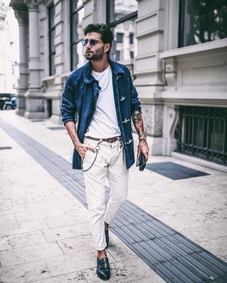 Look alla moda per uomo: Camicia giacca di jeans blu, T-shirt girocollo bianca, Chino a righe verticali bianchi, Mocassini con nappine in pelle blu scuro