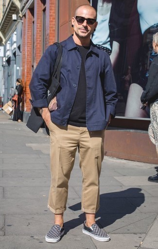 Moda uomo anni 40 in modo casual: Potresti combinare una camicia giacca blu scuro con chino marrone chiaro se preferisci uno stile ordinato e alla moda. Indossa un paio di sneakers senza lacci di tela a quadri grigie per avere un aspetto più rilassato.