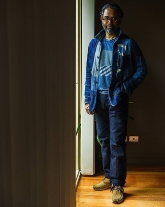 Come indossare e abbinare una camicia giacca di jeans blu per un uomo di 50 anni: Scegli un outfit composto da una camicia giacca di jeans blu e chino blu scuro se preferisci uno stile ordinato e alla moda. Perfeziona questo look con un paio di chukka in pelle scamosciata marrone chiaro.