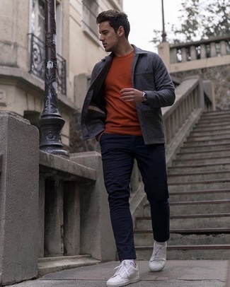Quale camicia giacca indossare con sneakers basse bianche per un uomo di 20 anni: Combina una camicia giacca con chino blu scuro per un look davvero alla moda. Scegli un paio di sneakers basse bianche per avere un aspetto più rilassato.