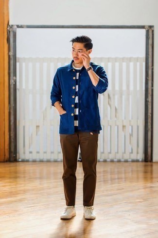 Quale chino indossare con una camicia giacca blu scuro in modo casual: Combina una camicia giacca blu scuro con chino per creare un look smart casual. Se non vuoi essere troppo formale, opta per un paio di sneakers basse in pelle bianche.