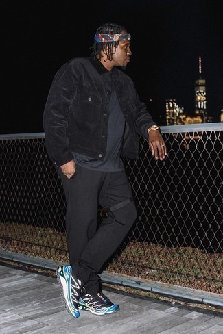 Look alla moda per uomo: Camicia giacca di velluto a coste nera, T-shirt girocollo blu scuro, Chino neri, Scarpe sportive nere e blu