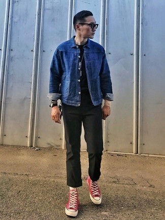 Come indossare e abbinare sneakers alte di tela bordeaux: Vestiti con una camicia giacca di jeans blu e chino verde scuro, perfetto per il lavoro. Se non vuoi essere troppo formale, opta per un paio di sneakers alte di tela bordeaux.