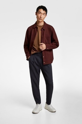 Come indossare e abbinare chino grigi per un uomo di 17 anni: Punta su una camicia giacca marrone e chino grigi per un look davvero alla moda. Se non vuoi essere troppo formale, scegli un paio di scarpe sportive bianche come calzature.