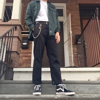 Look alla moda per uomo: Camicia giacca verde scuro, T-shirt girocollo bianca, Chino neri, Sneakers alte di tela nere e bianche