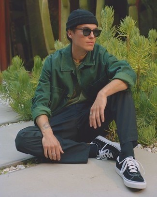Quale sneakers basse indossare con una camicia giacca verde oliva per un uomo di 20 anni: Indossa una camicia giacca verde oliva con chino neri per un abbigliamento elegante ma casual. Se non vuoi essere troppo formale, scegli un paio di sneakers basse.