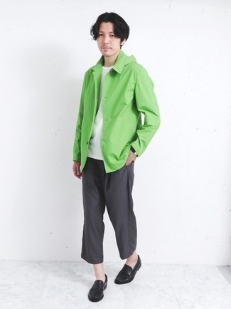 Quale chino indossare con una camicia giacca verde quando fa caldo: Potresti combinare una camicia giacca verde con chino per un look davvero alla moda. Scegli uno stile classico per le calzature e opta per un paio di mocassini eleganti in pelle neri.
