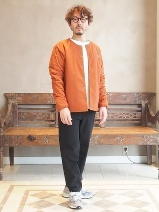 Come indossare e abbinare una camicia giacca in nylon arancione: Indossa una camicia giacca in nylon arancione e chino neri per un abbigliamento elegante ma casual. Per un look più rilassato, indossa un paio di scarpe sportive grigie.