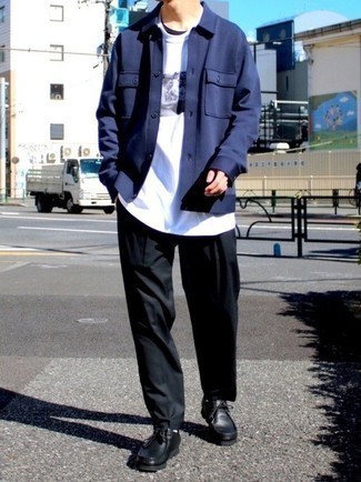 Look alla moda per uomo: Camicia giacca blu scuro, T-shirt girocollo stampata bianca e nera, Chino neri, Chukka in pelle nere